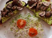 Una foto de champiñones con aguacate