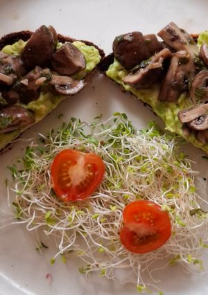 Una foto de Avocado toast con hongos cremini
