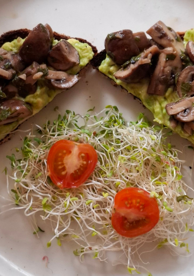 Una foto de Avocado toast con hongos cremini