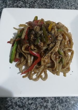 Una foto de Tallarines con salteado de pollo y vegetales oriental