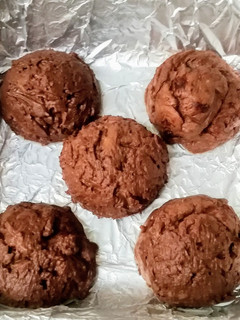 Una foto de Brownie cetogénico helado / Keto brownie choco balls