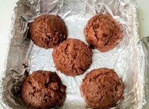 Una foto de Brownie cetogénico helado / Keto brownie choco balls