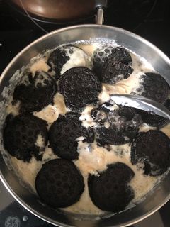 A picture of Oreo rice pudding.