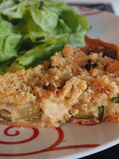 Une photo de Tarte courgettes/brie/tomates séchées façon crumble