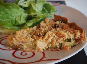 Une photo de Tarte courgettes/brie/tomates séchées façon crumble