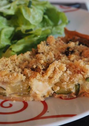 Une photo de Tarte courgettes/brie/tomates séchées façon crumble