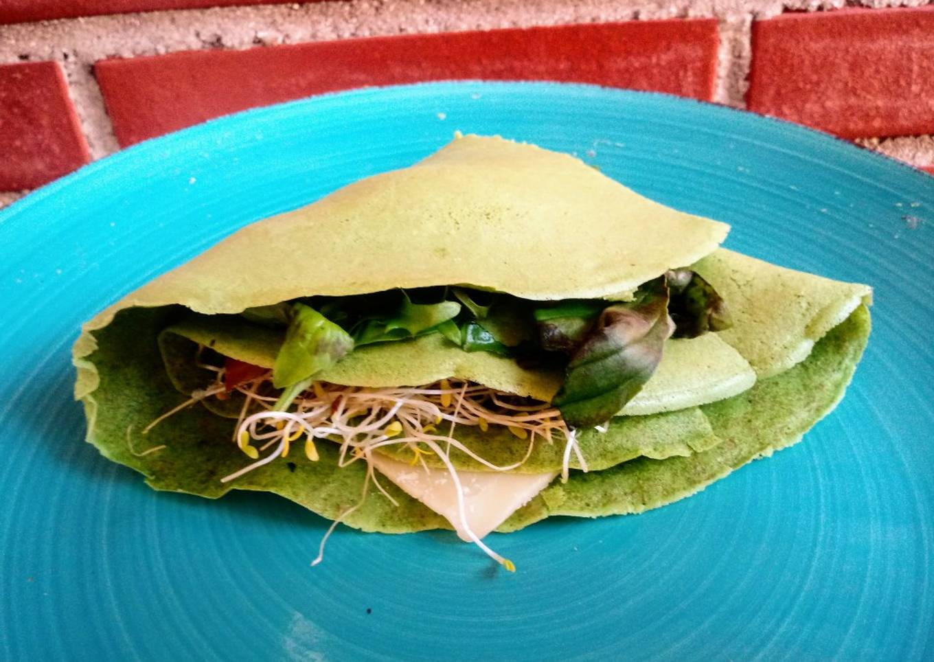 Crepes salados de acelgas con salmón, queso y brotes