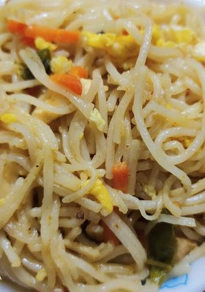 চিকেন এগ নুডুলস। রেসিপির প্রধান ছবি