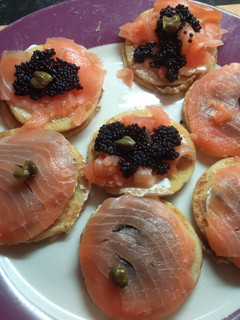 Una foto de Crepes con salmón y caviar