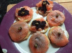 Una foto de Crepes con salmón y caviar