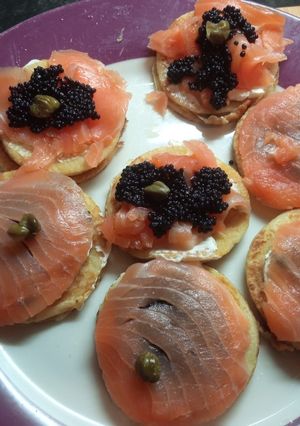 Una foto de Crepes con salmón y caviar