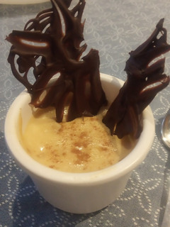 Una foto de Mousse de turrón y chocolate de decoración