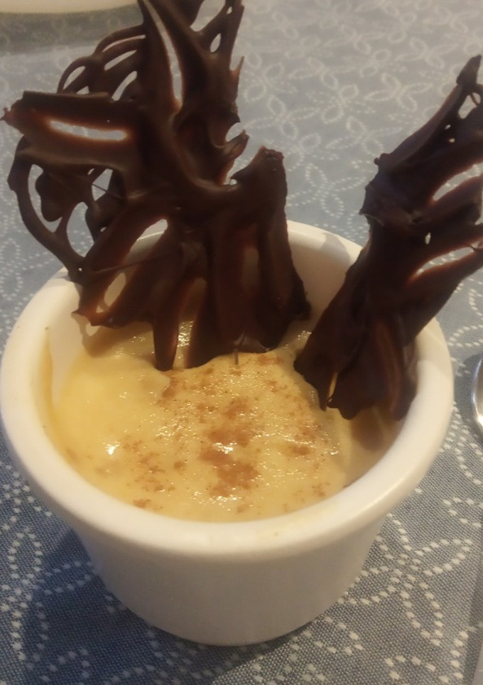 Una foto de Mousse de turrón y chocolate de decoración