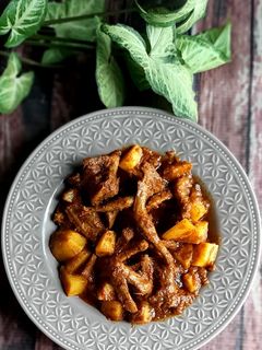 আলু দিয়ে কবুতরের মাংস ভূণা। রেসিপির প্রধান ছবি