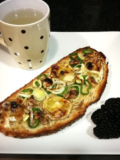 Una foto de The Rustik Bakery con queso de cabra al horno
