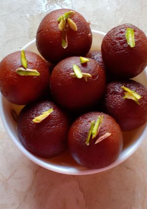 A picture of Gulab jaman.