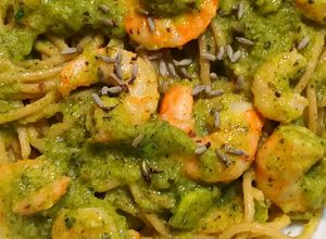 Foto di Spaghetti integrali alla crema di zucchine e porro, con gamberetti profumati di menta e lavanda