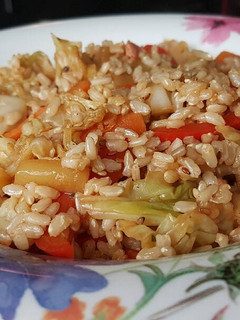 Una foto de Wok de arroz integral con verduras