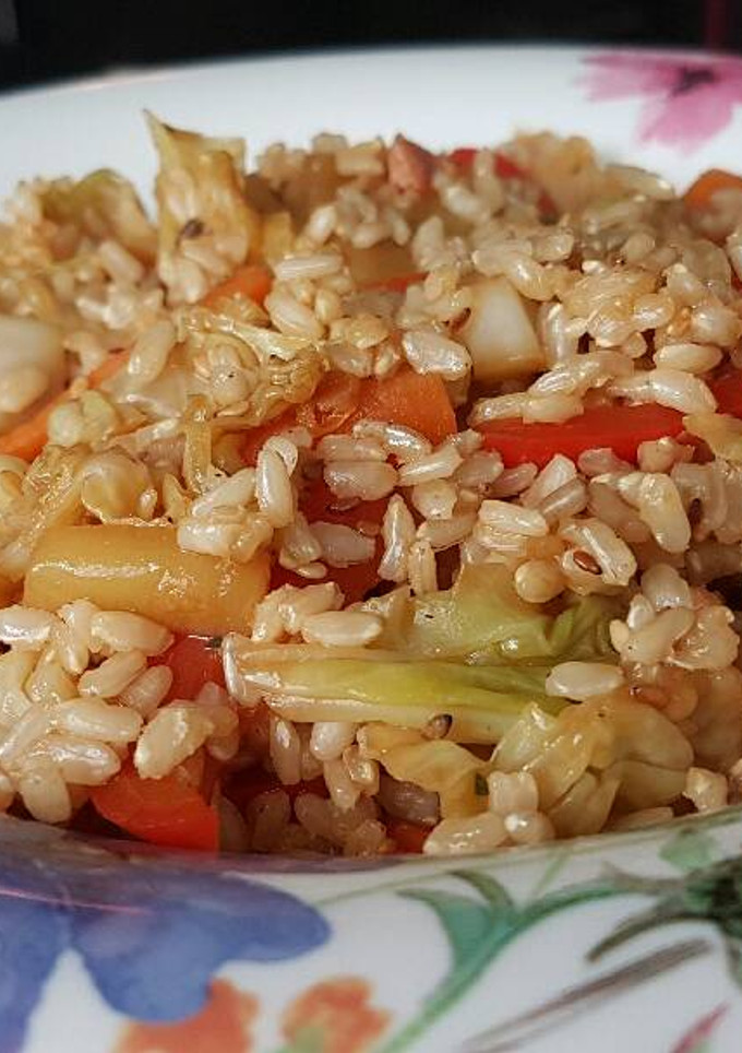 Una foto de Wok de arroz integral con verduras
