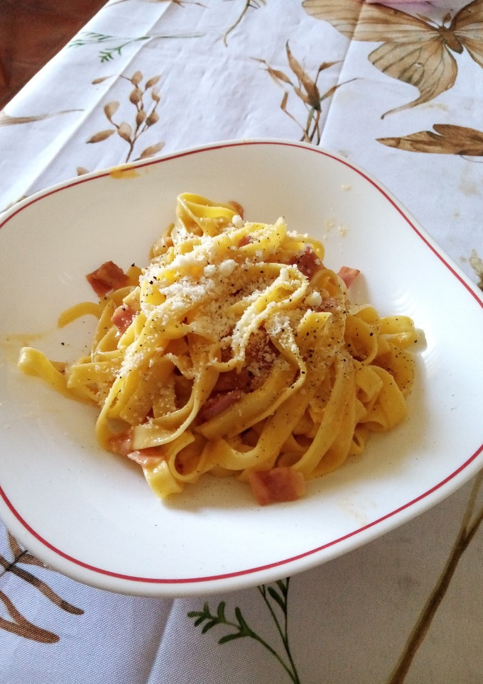 Una foto de Nidos al huevo, a la carbonara