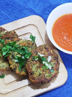 સ્પ્રાઉટ્સ એન્ડ સ્પ્રીંગઓનીયન ટીક્કી (Sprouts and spring onion tikki recipe in Gujarati) રેસીપી મુખ્ય ફોટો
