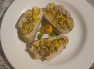 Una foto de Pollo relleno para un nuevo año con cúrcuma. 😋