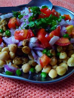 छोले की चाट(chole ki chhat recipe in hindi) रेसिपी मुख्य फोटो