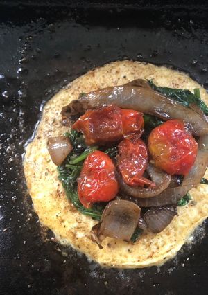 Una foto de Keto - Provoleta a la parrilla con techo de vegetales asados
