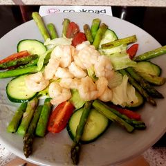 A picture of My Garlic prawns on Salad. 😀.