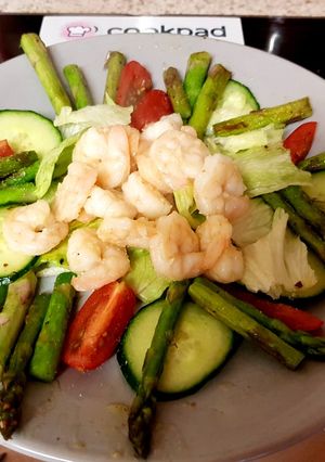 A picture of My Garlic prawns on Salad. 😀.