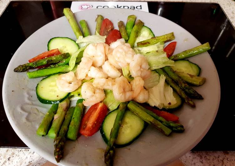 Recipe of Any-night-of-the-week My Garlic prawns on Salad. 😀