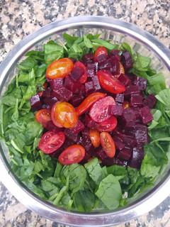 Una foto de Ensalada de espinaca, cherry y remolacha