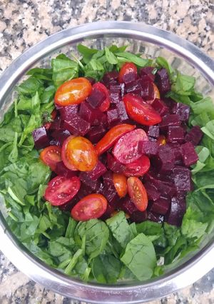 Una foto de Ensalada de espinaca, cherry y remolacha