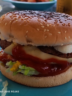 Una foto de Hamburguesa en compañía