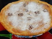 Una foto de tarta de manzana nuez y canela