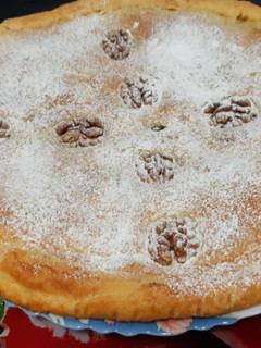 Una foto de Tarta de manzana con pasas y nueces en masa de hojaldre