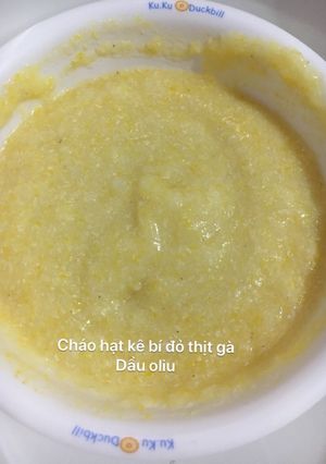 Hình của món Cháo hạt kê bí đỏ với thịt gà.