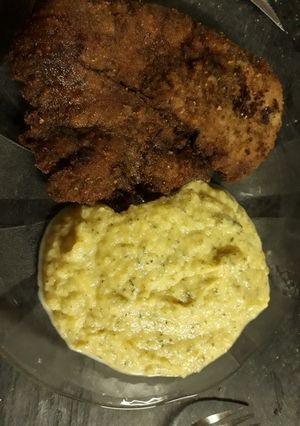 Una foto de Milanesas con puré de zapallo