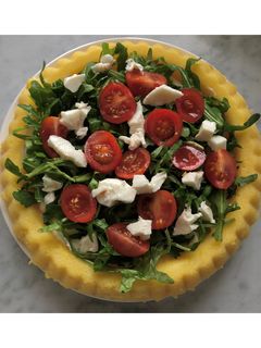 Foto di Crostata di polenta con Philadelphia, rucola, pomodorini e mozzarella 🌱🍅