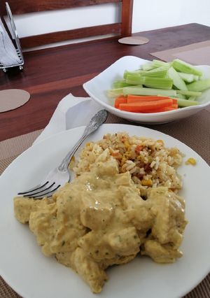 Una foto de Chunks de pollo en crema curry