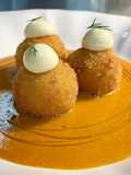 Croquetas de yuca con langostinos y tocineta