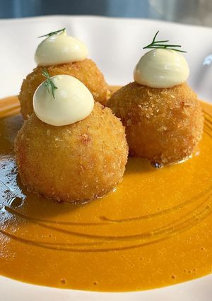Una foto de Croquetas de yuca con langostinos y tocineta
