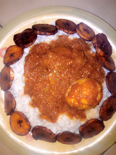 A picture of White Rice and stew with fried plantain.