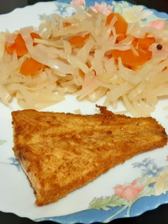 Una foto de Rodaballo empanado (sin huevo) con verduras en vinagre