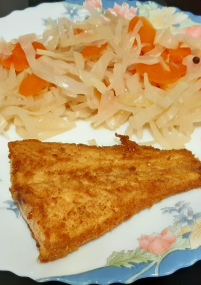 Una foto de Rodaballo empanado (sin huevo) con verduras en vinagre