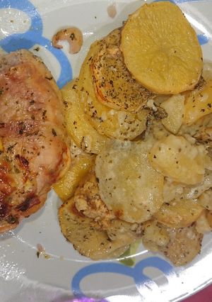 Una foto de Pollo con papas al horno