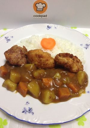 Una foto de Japanese curry (kare) con pollo frito!
