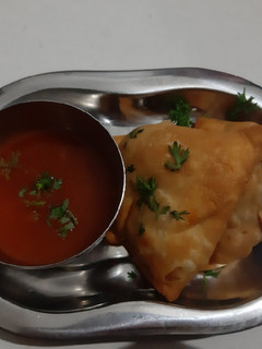 ટેસ્ટી સમોસા (Samosa Recipe in Gujarati) રેસીપી મુખ્ય ફોટો
