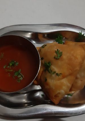 ટેસ્ટી સમોસા (Samosa Recipe in Gujarati) રેસીપી મુખ્ય ફોટો
