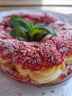 Una foto de París-Brest de crema con craquelin rojo